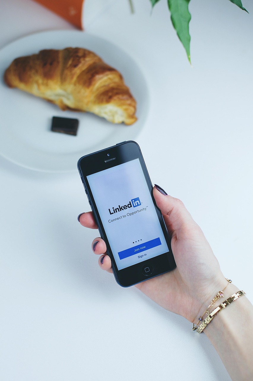 linkedin, app, mobile, smartphone, iphone, phone, social media, business, marketing, croissant, blue phone, blue marketing, blue mobile, blue facebook, blue social, blue smartphone, blue media, blue telephone, blue iphone, linkedin, linkedin, linkedin, linkedin, linkedin